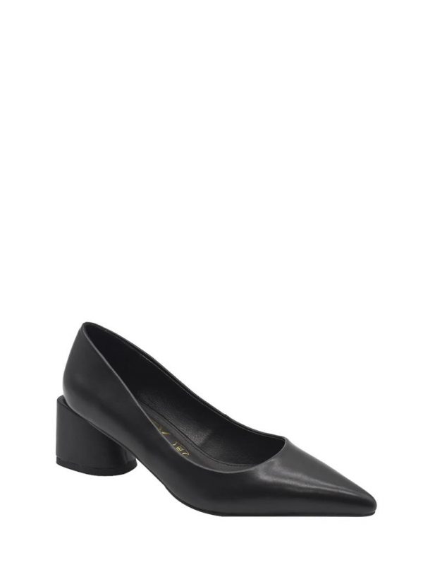 Zapato de tacón ancho en color negro AZAREY